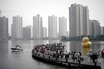 中国本土に「偽アヒル」出現、香港で人気の巨大アートまねる