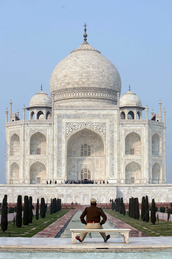 タージマハル臨みスウェーデン人女性が結婚式、インド