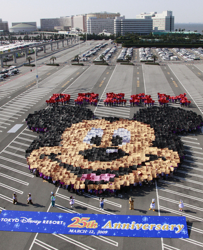 2500人で人文字ミッキー、ディズニーランド開園25周年を記念