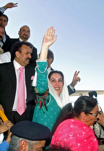 ブット元首相、8年ぶりにパキスタンに帰国