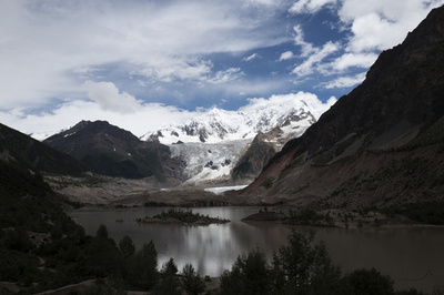 危険をはらんだ「中国で最もきれいな氷河」