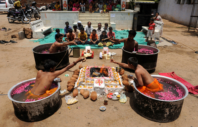 水不足のインド、雨の神々に祈る