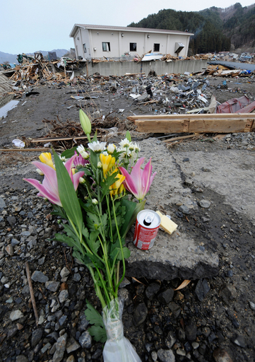 東北地方太平洋沖地震から2週間、死者1万人超す