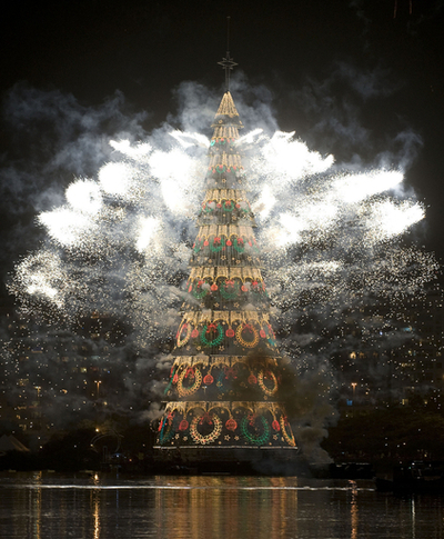 花火が彩る世界最大の湖上クリスマスツリー、ブラジル
