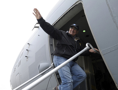 米国防長官訪問直後のISAF基地で自爆攻撃、3人死亡