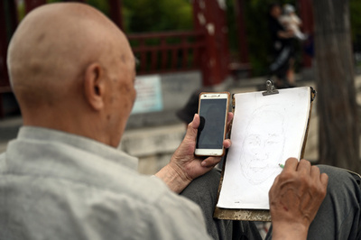 スマホが手放せない中国の高齢者 1日10時間利用も