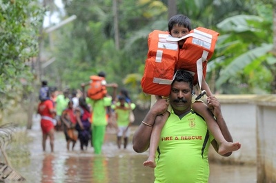 大洪水の印ケララ州、水位低下で遺体収容続く 死者計400人超