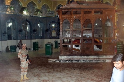 パキスタン聖廟自爆、死者88人に 軍は過激派100人以上を殺害