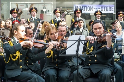 7空港で「歓喜の歌」同時生演奏、政変犠牲者を追悼 ウクライナ