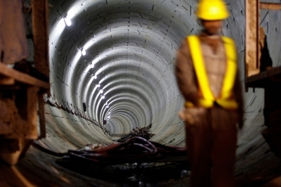 トラックの土砂で生き埋め、地下鉄の建設作業員2人が死亡 インド