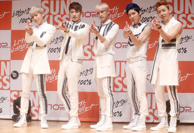 韓国のアイドルグループ「100%」、最新アルバムを発表