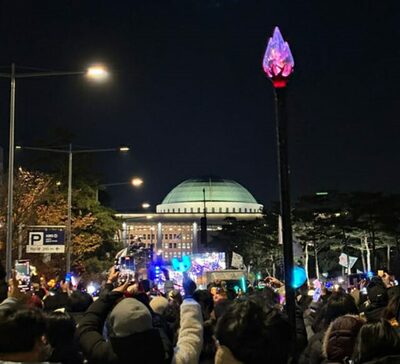 韓国でMZ世代、弾劾デモを変える…大衆歌謡の代わりにK-POP、あふれるパロディやミーム