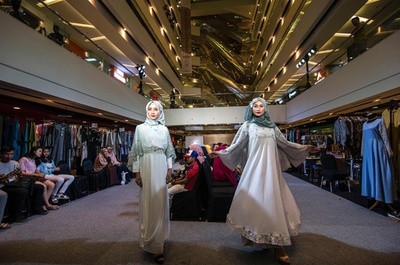 『ヒジャブ』に注目、インドネシアでファッションショー