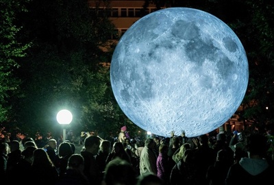 公園に月が落ちてきた？ スロバキア首都に現代アート