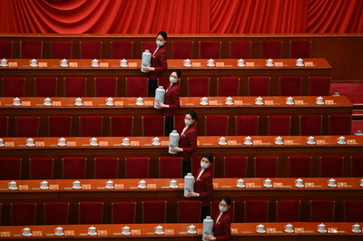 【今日の1枚】一糸乱れぬ給仕 中国