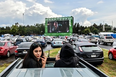 F1中止のメキシコ市、サーキットをドライブインシアターとして活用