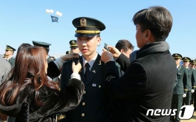 任官式で家族に階級章をつけてもらう少尉(c)news1