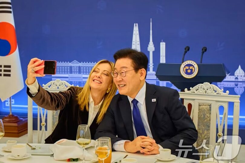 2026年1月19日、青瓦台での公式昼食会でスマートフォンを手に記念撮影するイ・ジェミョン（李在明）大統領とメローニ首相＝青瓦台(c)news1