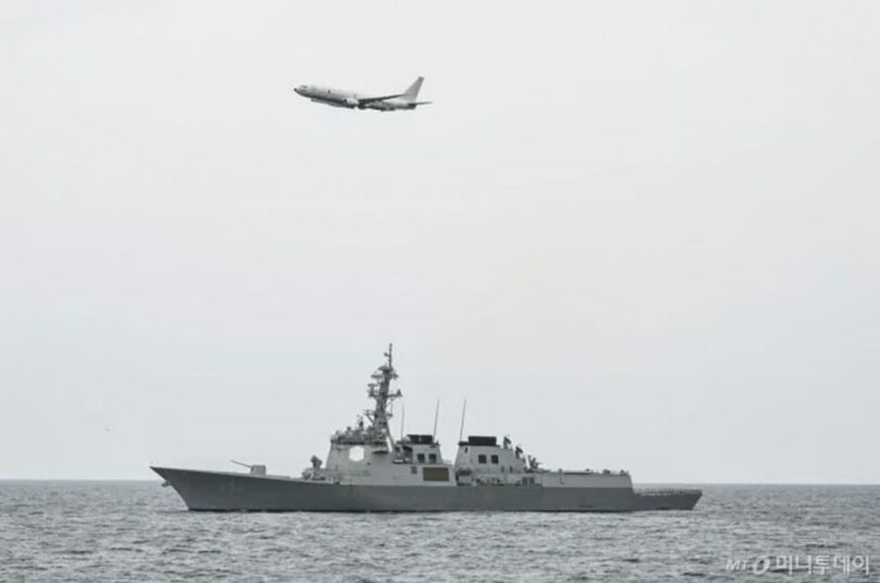 韓国海軍の駆逐艦「と米海軍P-8哨戒機の共同作戦＝海軍提供(c)MONEYTODAY