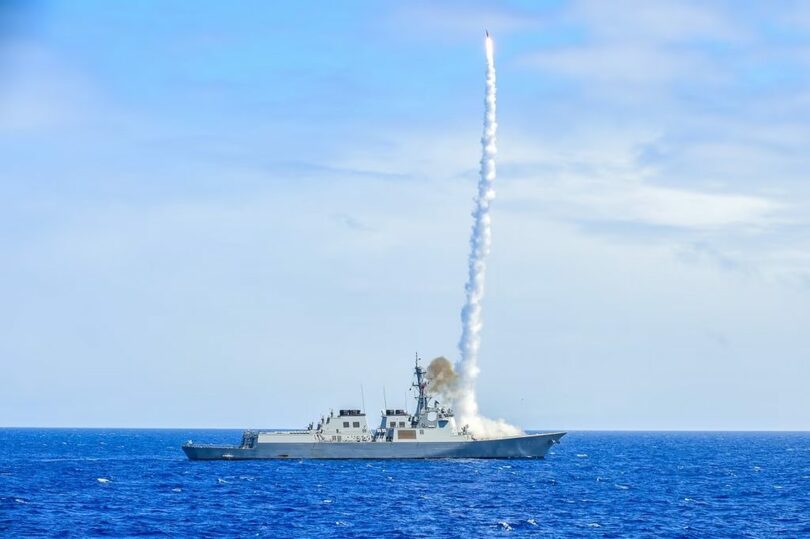 ハワイ付近の海上で対空無人標的機に向けてSM-2艦対空誘導弾を発射する栗谷李珥＝海軍提供(c)news1