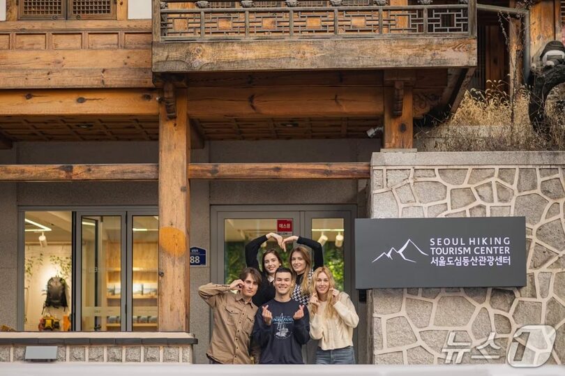 ソウル登山観光センター北岳山店でポーズを取る外国人観光客たち＝ソウル観光財団(c)news1