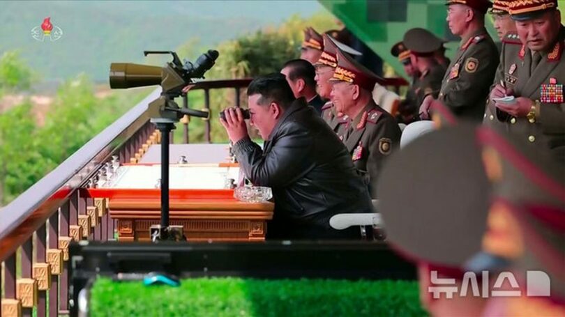 戦術総合訓練を視察する北朝鮮のキム・ジョンウン（金正恩）朝鮮労働党総書記＝朝鮮中央テレビキャプチャー(c)NEWSIS