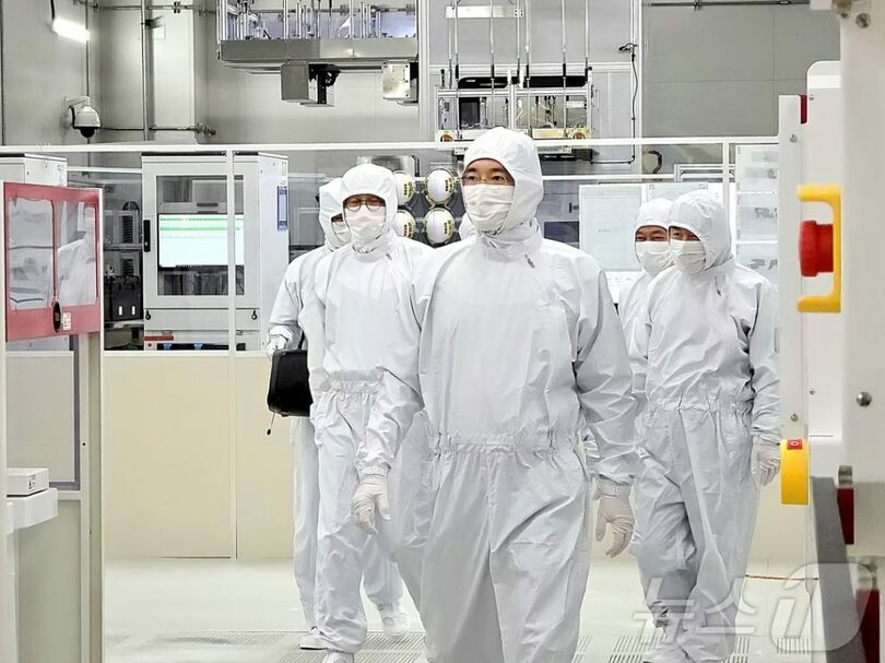 研究施設を訪れ、次世代製品・技術競争力を点検するイ・ジェヨン（李在鎔）会長＝サムスン電子提供(c)news1