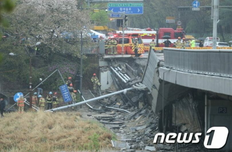 城南・亭子橋歩行路事故で現場を収拾する消防隊員ら(c)news1