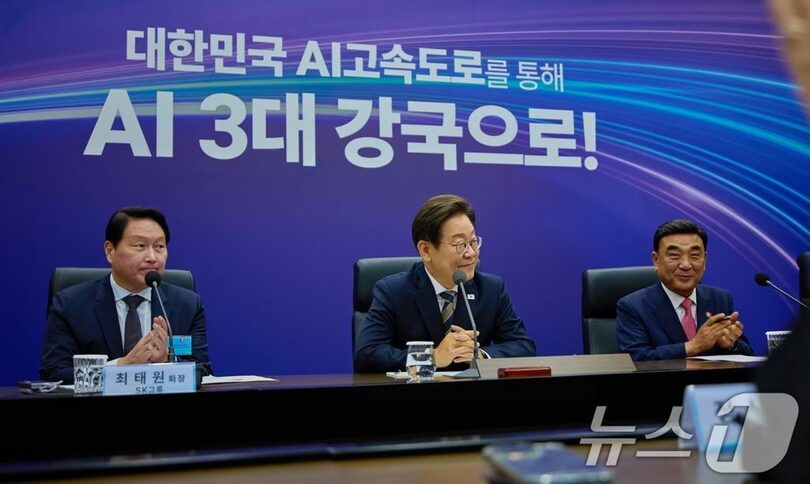 2025年6月20日、蔚山の展示コンベンションセンターで開かれたAIグローバル協力企業懇談会で発言を聞く韓国のイ・ジェミョン（李在明）大統領＝大統領室提供(c)news1