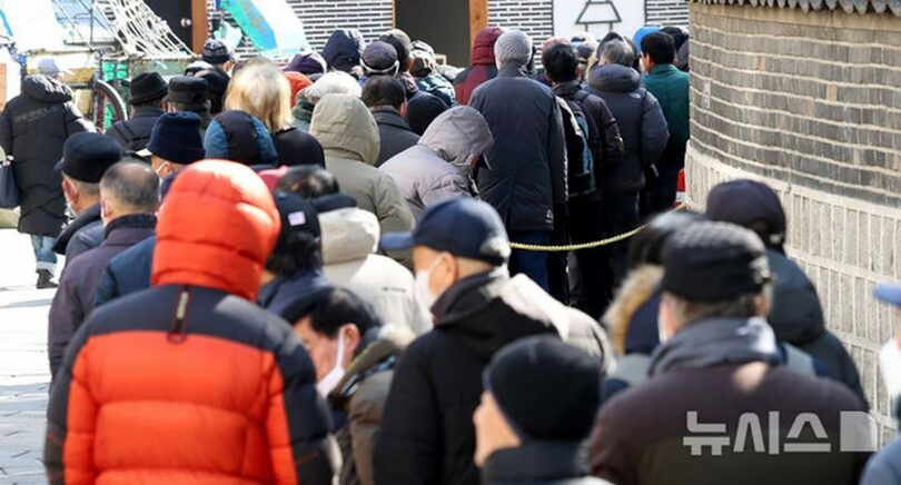 ソウル・鍾路区のタプコル公園近くにある無料給食所の前に並ぶ高齢者(c)NEWSIS