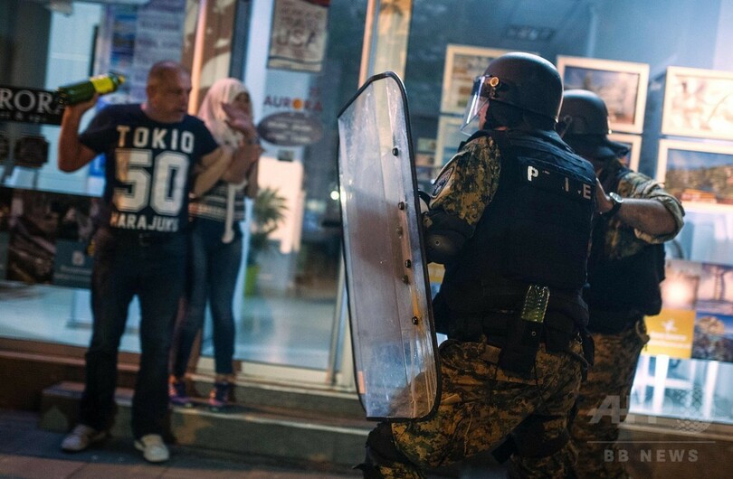 デモ隊が大統領府に放火 マケドニア、盗聴疑惑で抗議激化