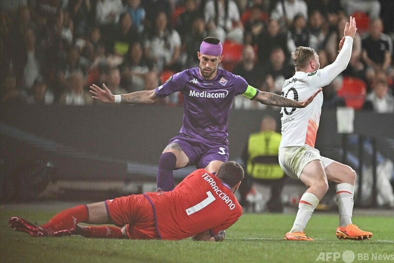 観客の投げたカップが選手の頭直撃 フィオレンティーナが処分要求