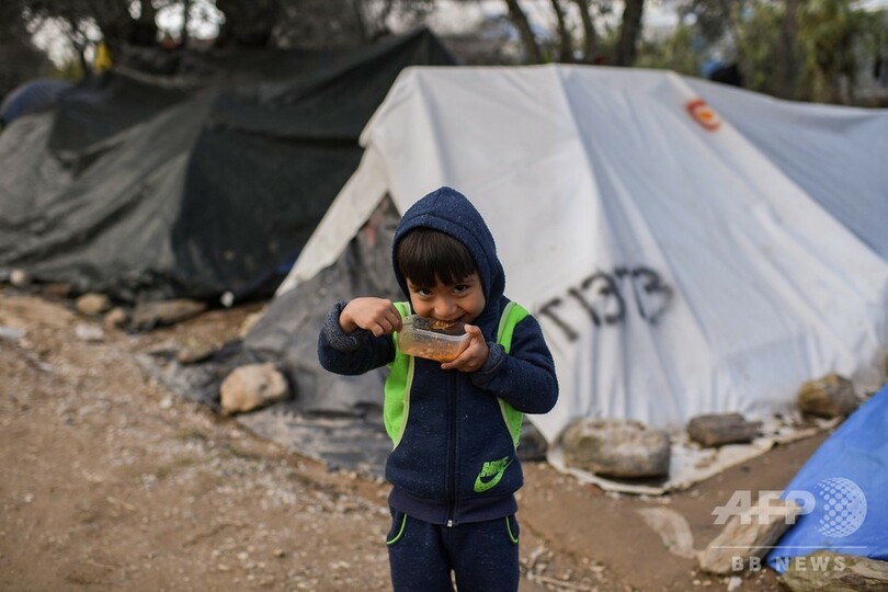 寒さと雨に凍える難民 スラム街と化したキャンプ ギリシャ