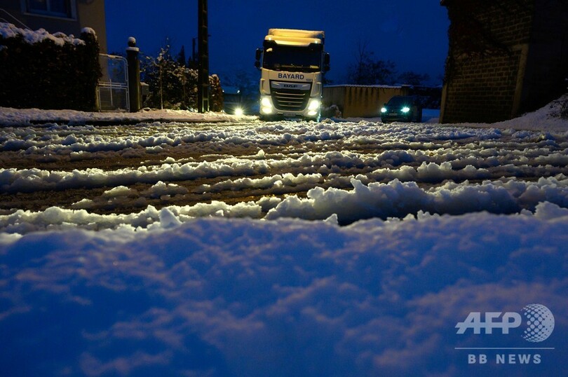 フランスで大雪 1人死亡、30万世帯停電