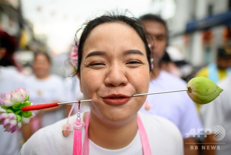 頬に刃物突き刺しパレード 恒例 ベジタリアン フェスティバル タイ 写真35枚 国際ニュース Afpbb News