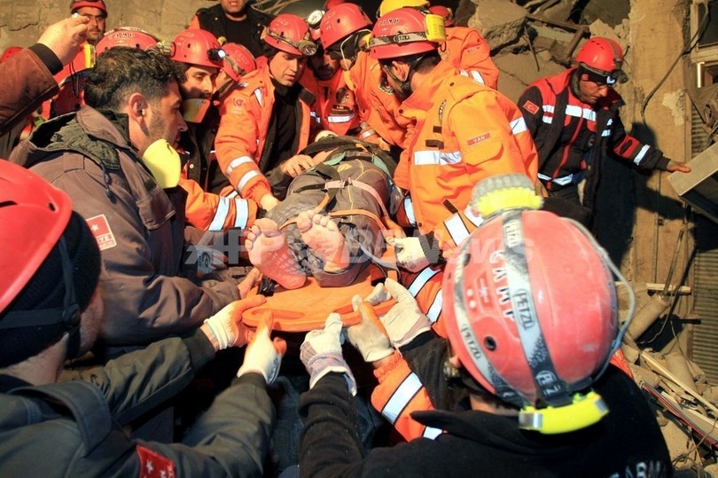 トルコ東部地震、死者7人に 23人救出 トルコ東部地震、死者7人に 23人救出