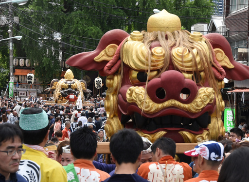 獅子頭を担ぎソイヤサー！「つきじ獅子祭」最高潮 東京 写真18枚 国際