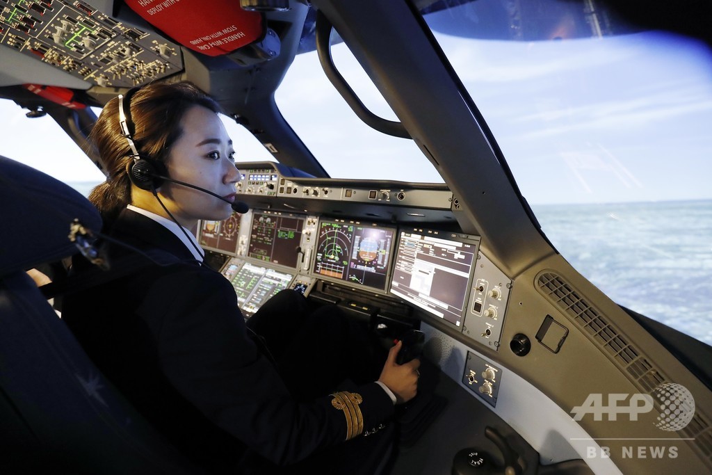 最新鋭旅客機の初代女性パイロット 中国・東方航空 写真8枚 国際ニュース：AFPBB News