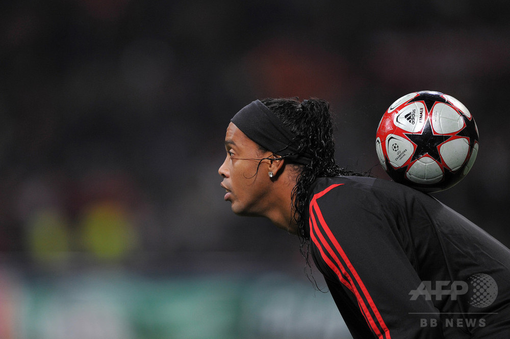 ロナウジーニョ、引退表明後の初コメントで「ボール」に感謝 写真1枚