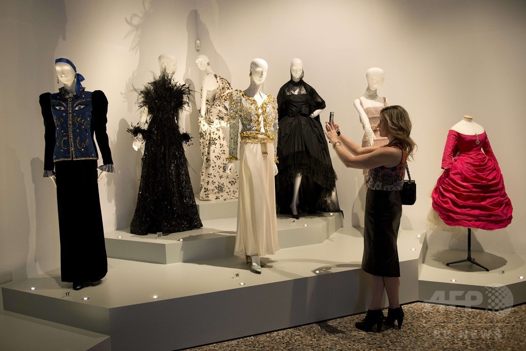イヴ・サンローラン回顧展、英バウズ博物館で開催