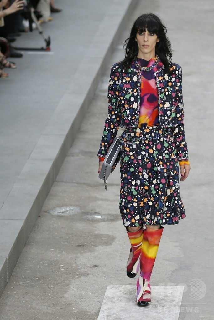 「戦争ではなくファッションを創ろう！」モデルらがデモ行進、「シャネル」15年春夏