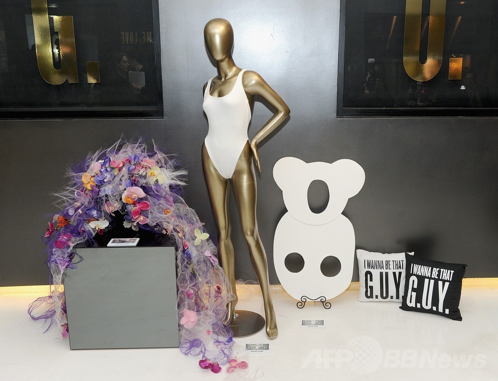 ニューヨークのホテルでレディー・ガガの衣装など展示