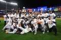 22MLB、ア・リーグ優勝決定シリーズ（7回戦制）、ニューヨーク・ヤンキース対ヒューストン・アストロズ。ワールドシリーズ進出を喜ぶヒューストン・アストロズの選手（2022年10月23日撮影）。(c)Elsa/Getty Images/AFP