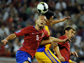 2010年サッカーW杯南アフリカ大会（%%2010 World Cup%%）欧州予選・グループ7、セルビア対ルーマニア。試合はセルビアが5-0で勝利し、本大会出場を決めた。写真はチプリアン・マリカ（%%Ciprian Marica%%、中央）とヘディングで競るセルビアのネマニャ・ビディッチ（%%Nemanja Vidic%%、左）。（2009年10月10日撮影）(c)AFP/ANDREJ ISAKOVIC