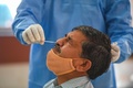 インド・ニューデリーのインド国立農業研究所（IARI）で新型コロナウイルス迅速抗原検査を受ける同研究所の職員（2020年9月28日撮影）。(c)Prakash SINGH / AFP