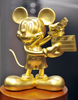 ウォルト・ディズニー（Walt Disney）の『ナショナル・トレジャー 2（National Treasure 2）』DVD発売を記念して都内で披露された純金のミッキー・マウス（Mickey Mouse、2008年4月23日撮影）。(c)AFP/Yoshikazu TSUNO