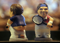 　スペイン・カタルーニャ（Catalonia）地方で、今年もクリスマス恒例の排便人形「カガネル（Caganer、「排便」の意）がお目見えした。カタルーニャでは、クリスマスシーズンになると有名人が排泄する姿を模した陶器の人形を自宅内に隠し、招待客に探させるのが恒例行事となっている。18世紀から続く風習で、カガネルは翌年の豊穣（ほうじょう）、希望、繁栄の象徴とされている。

　写真は、バルセロナ（Barcelona）のクリスマス市に登場した、男子プロテニス、ロジャー・フェデラー（Roger Federer）選手のカガネル（2009年12月21日撮影）。(c)AFP/LLUIS GENE