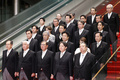 東京都内の首相官邸で、写真撮影に臨む石破茂新内閣の閣僚（2024年10月1日撮影）。(c)Rodrigo Reyes Marin / POOL / AFP