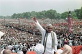 1991年の集会で、推定100万人の支持者の前に姿を見せたインドのアタル・ビハリ・バジパイ首相（当時）。（1991年4月4日撮影）。(c)Douglas CURRAN / AFP