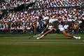 テニス、ウィンブルドン選手権、男子シングルス決勝。リターンを打つノバク・ジョコビッチ（2022年7月10日撮影）。(c)SEBASTIEN BOZON / AFP